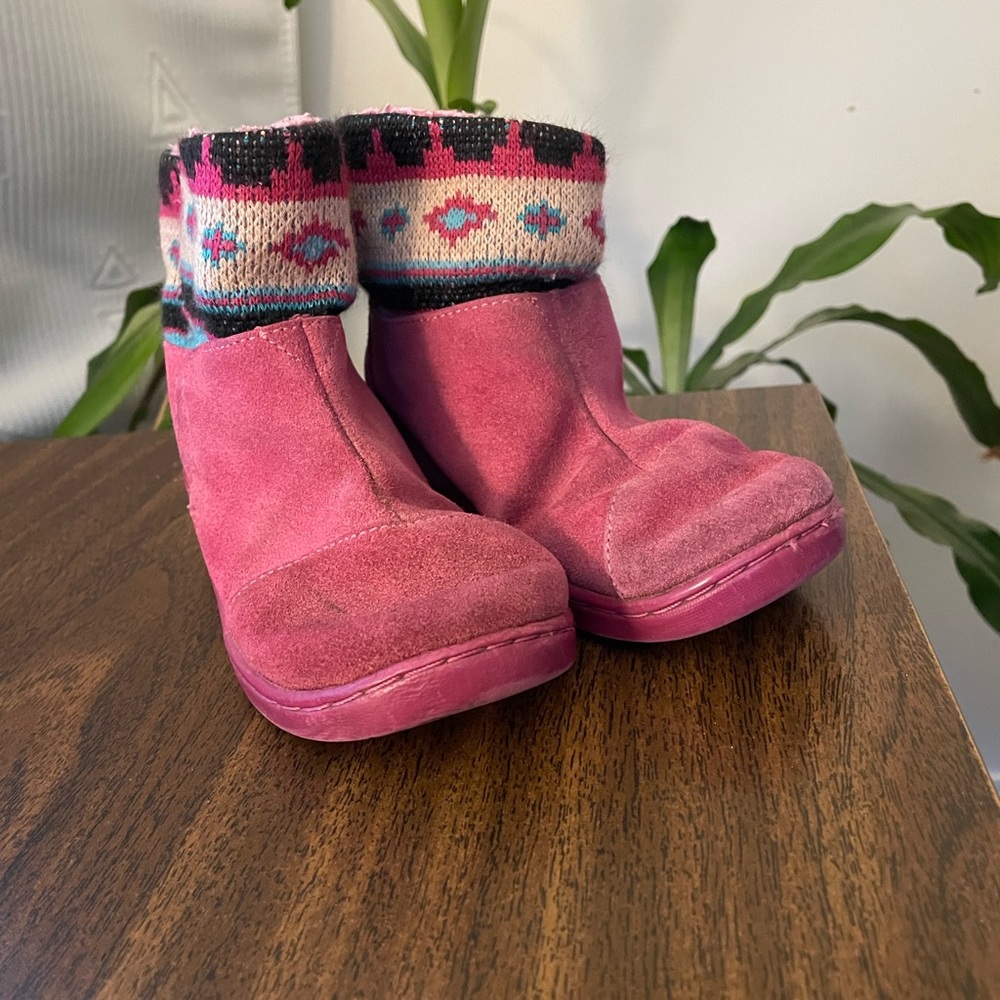 Girls Toms Pink Suede Fall/Winter Boots size 11 with Patterned Cuffs